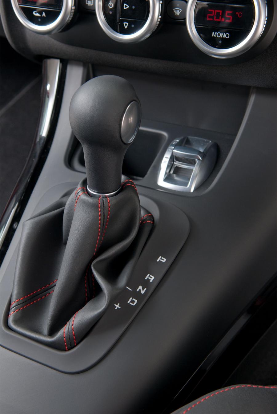 Детали интерьера Alfa Romeo Giulietta 2012 года  (UK) (фото 18 из 56)